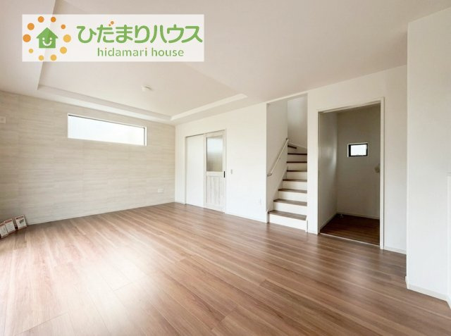 【居間・リビング】 | 土浦市上高津2期　新築戸建　3号棟 | 南側にお庭があり、明るく開放感のあるリビング。
昼間は、電気いらずでエコ+節約にもなります。