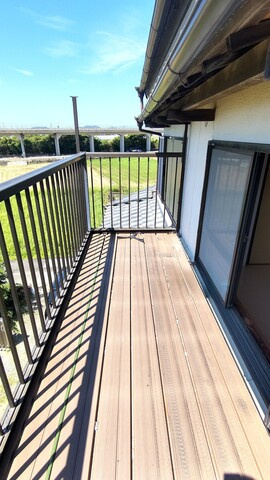 「離れのある家」香南市野市町　中古一戸建てのバルコニー|2階建て母屋　風通しの良いベランダはお洗濯物もよく乾き、日光浴や夕涼みにもぴったりの特等席です♪