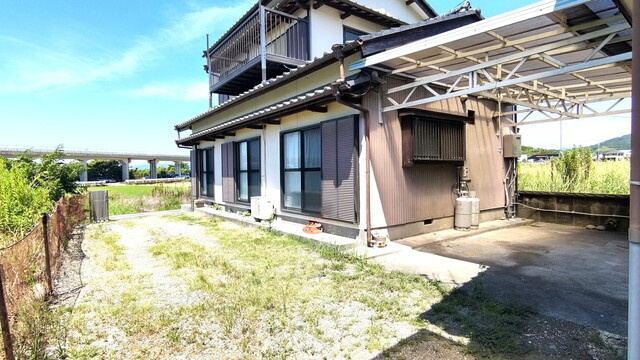 「離れのある家」香南市野市町　中古一戸建ての庭|2階建て母屋　駐車スペースは3台分♪