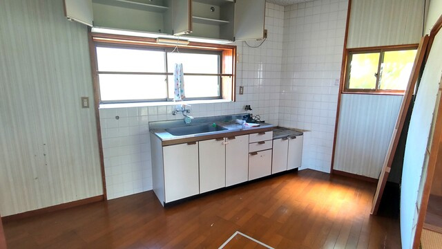 「離れのある家」香南市野市町　中古一戸建てのキッチン|離れ平屋　使いやすいサイズのキッチン☆自然光が差し込みます♪