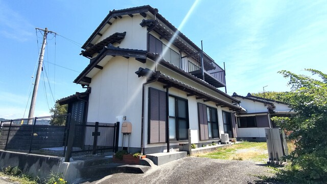 「離れのある家」香南市野市町　中古一戸建ての外観|2階建て母屋（4DK）　広々と使えるゆとりある敷地☆複数台のお車をお持ちのご家庭や来客時にも安心の環境です♪