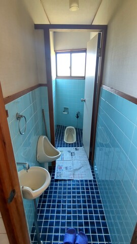 「離れのある家」香南市野市町　中古一戸建てのトイレ|離れ平屋　トイレは大便器と小便器が分かれたタイプ☆