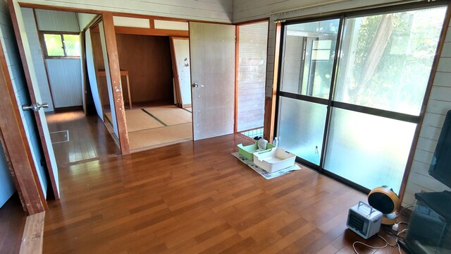 「離れのある家」香南市野市町　中古一戸建ての洋室|離れ平屋　大きな窓がある明るい洋室☆