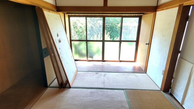 「離れのある家」香南市野市町　中古一戸建ての和室|離れ平屋　和室の窓からも緑豊かな風景が楽しめます☆