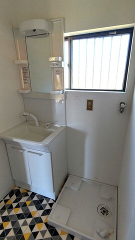「離れのある家」香南市野市町　中古一戸建ての洗面所|2階建て母屋　実用的でお手入れもしやすいサイズの洗面台☆2019年にリフォーム