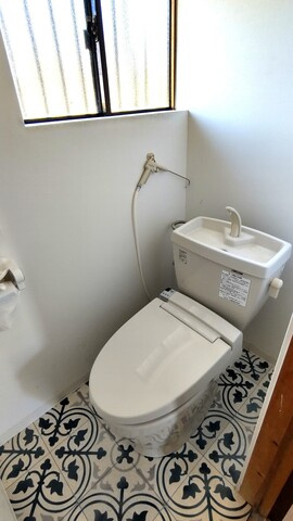 「離れのある家」香南市野市町　中古一戸建てのトイレ|2階建て母屋　窓付きで明るいトイレ☆2019年にリフォーム