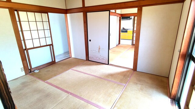 「離れのある家」香南市野市町　中古一戸建ての和室|2階建て母屋　和室の襖を開放すれば、間続きのひろびろ空間としても活用できます♪