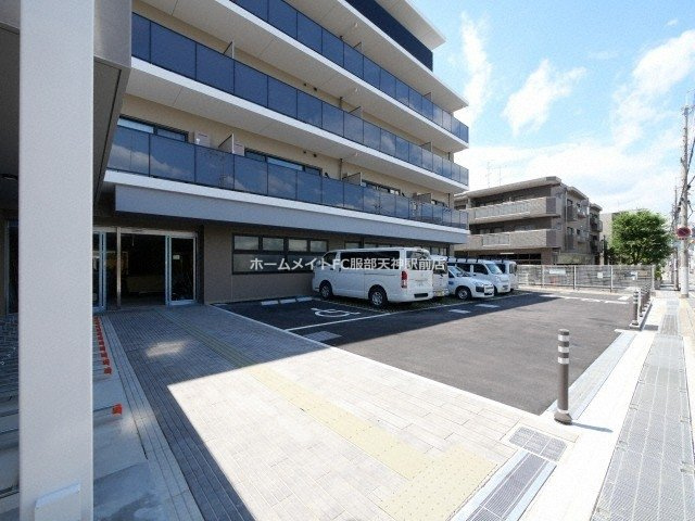 トリニティ豊中本町の駐車場