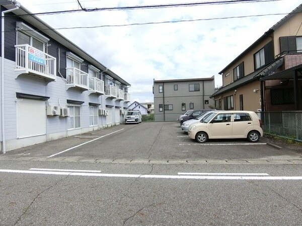 ハイツナカミチの駐車場