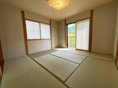 【和室】 | 川西市南野坂２丁目中古戸建 | １階　８帖和室　リビング横にある和室です。
くつろぎスペースにも、お客様のお部屋としても最適！
