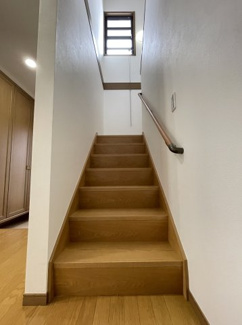 【内装】 | 川西市南野坂２丁目中古戸建 | 階段は緩やかで手すりつきです。
小さなお子様やご年配の方も安心ですね(^_-)-☆