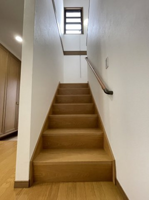 【内装】 | 川西市南野坂２丁目中古戸建 | 階段は緩やかで手すりつきです。
小さなお子様やご年配の方も安心ですね(^_-)-☆