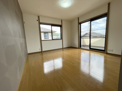 【洋室】 | 川西市南野坂２丁目中古戸建 | ２階９畳洋室　広い洋室は寝室にいかがでしょうか　こちらのお部屋にはウォークインクローゼットがあります