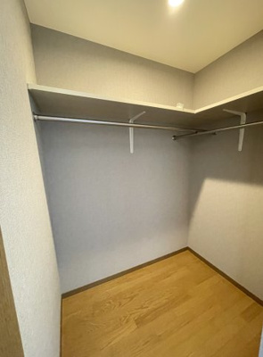 【洋室】 | 川西市南野坂２丁目中古戸建 | ウォークインクローゼットです