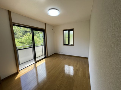 【居間・リビング】 | 川西市南野坂２丁目中古戸建 | ２階６．５帖洋室です　窓から見える緑の景色が綺麗です