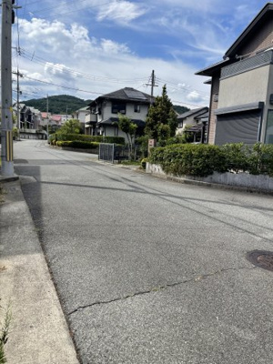 【前面道路含む現地写真】 | 川西市南野坂２丁目中古戸建 | 広い前面道路　交通量も少なく、運転が苦手な方でも焦らず車庫入れ出来ますね！