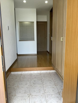 【玄関】 | 川西市南野坂２丁目中古戸建 | 大きなシューズボックスがあるので、家族みんなの靴もスッキリと収納出来ちゃいます(*^。^*)