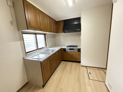 【キッチン】 | 川西市南野坂２丁目中古戸建 | Ｌ字の広いキッチンで、お料理もはかどります(*^。^*)