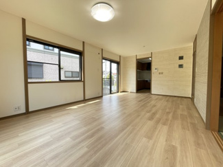 【居間・リビング】 | 川西市南野坂２丁目中古戸建 | LD１３帖　広く明るいリビングです