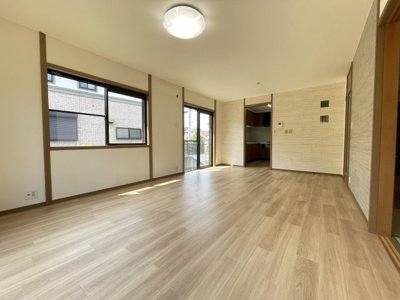 【居間・リビング】 | 川西市南野坂２丁目中古戸建 | LD１３帖　広く明るいリビングです