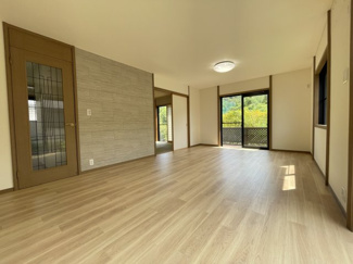 【居間・リビング】 | 川西市南野坂２丁目中古戸建 | 吐き出し窓の外にはウッドデッキがあります。