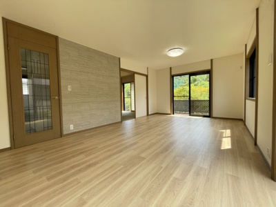 【居間・リビング】 | 川西市南野坂２丁目中古戸建 | 吐き出し窓の外にはウッドデッキがあります。