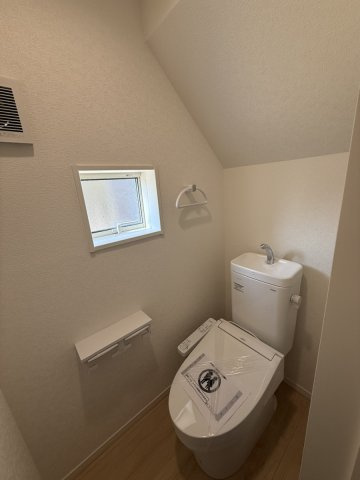 クレイドルガーデン防府市新田 第8のトイレ|小窓付きのトイレです。