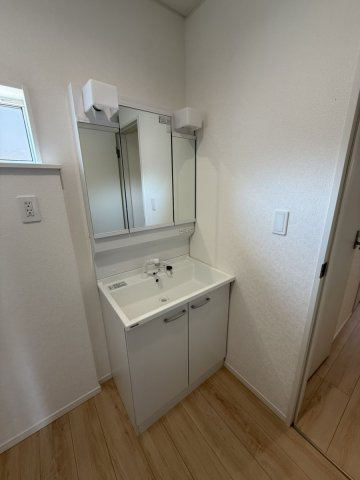 クレイドルガーデン防府市新田 第8の独立洗面台|3面鏡付の独立洗面台です。