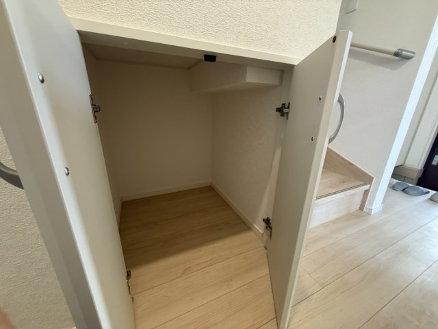 クレイドルガーデン防府市新田 第8の収納|階段下に収納があります。