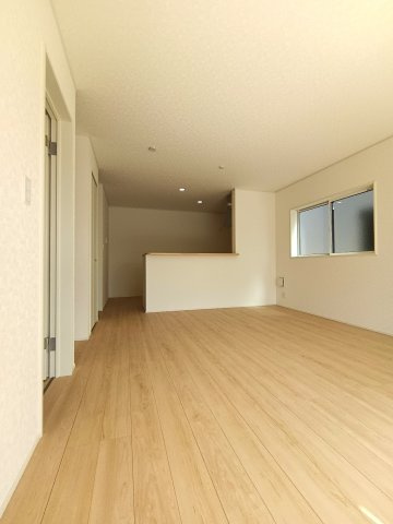 クレイドルガーデン周南市温田第1の居間・リビング|16.75畳のLDKです