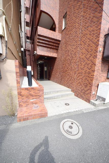 モナークマンション根岸のエントランス