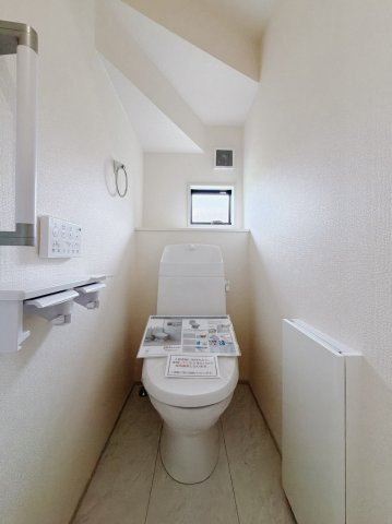 【新築戸建】邑楽郡大泉町大字寄木戸のトイレ|■トイレ｜自然光が入る落ち着いた空間で1階と2階にトイレがございます♪ついつい長居してしまいますね♪収納も完備♪