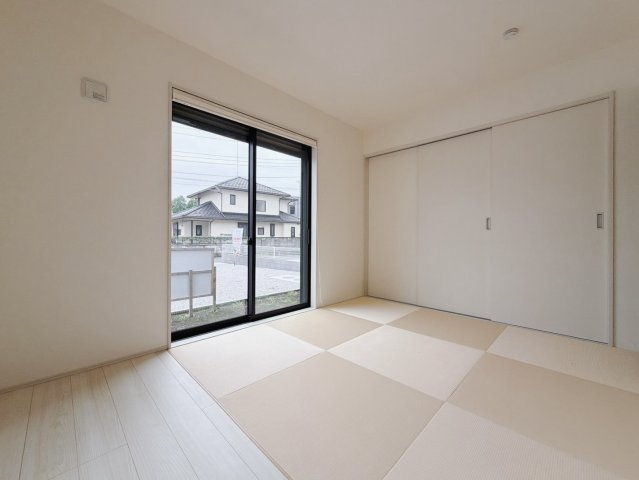 【新築戸建】邑楽郡大泉町大字寄木戸の和室|■和室｜「続き間の和室」は子育て世代にこそ適しています。お子様のお昼寝スペースや、洗濯物をたたむのに便利です。客間やリビングの延長としても使えます。