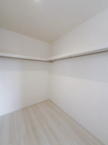 【新築戸建】邑楽郡大泉町大字寄木戸の収納|■WIC｜お洋服はもちろん、使う頻度の少ない家具や小物・場所を取りがちな旅行用のスーツケースなどもしまえます。また、厚手のコートをしまっても充分な広さを堪能できるプランです♪