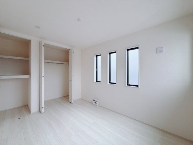 【新築戸建】邑楽郡大泉町大字寄木戸の洋室|■洋室｜シンプルで使い勝手が良く、長く快適にお使いいただける空間です♪家具の配置がしやすく、お好みのレイアウトをお楽しみいただけます♪