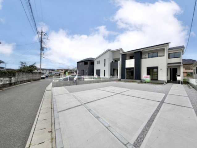 【新築戸建】邑楽郡大泉町大字寄木戸の外観|■外観｜前面道路が広く見渡しが良いため、車の出入りやすれ違いもスムーズで日々の運転も安心して行えます♪