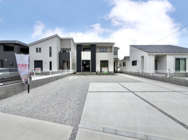 【新築戸建】邑楽郡大泉町大字寄木戸の外観|■外観｜いまのアパート生活で走り回るお子さんを怒ってしまった経験はありませんか？走り回ることもジャンプすることも子どもの習性です！庭付き一戸建てならお子さまも思いっきり遊べます(^^)