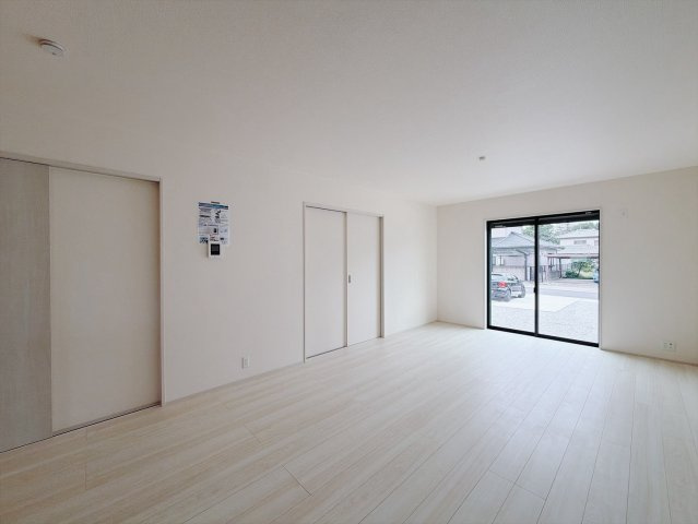 【新築戸建】邑楽郡大泉町大字寄木戸の居間・リビング|■リビング｜落ち着きのある表情を見せるリビングダイニング。太陽の光がたっぷり差し込むリビングは、自然とご家族が集まる居心地の良い空間です。