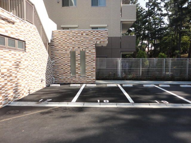 メゾンブリッジの駐車場