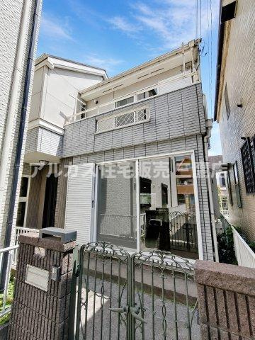 京王線 布田駅 17分 中古戸建 調布市染地2丁目の外観|門扉と重厚感のある門柱を備えた外観アプローチ。落ち着いた雰囲気のエントランスです。