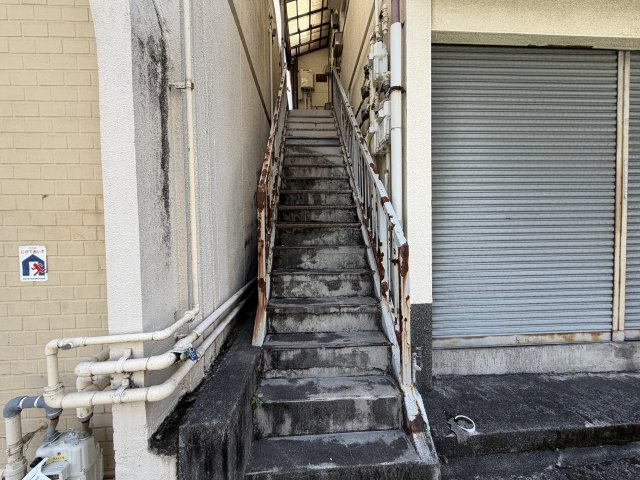 昭和町の外観|2階までの階段
