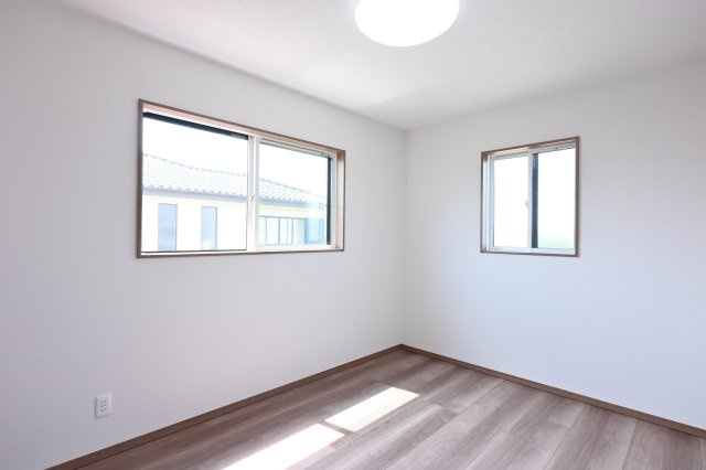 【洋室】 | 太田市飯田町第3期  | ２階の居室は二面採光で明るいお部屋です♪