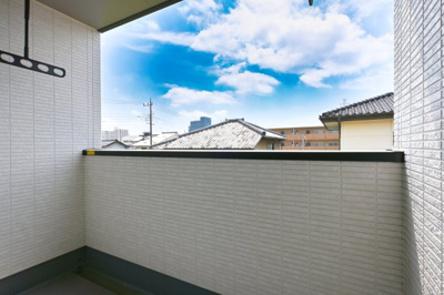 【バルコニー】 | 太田市飯田町第3期 ワイウッドコート | バルコニーは屋根付きなので急な雨でも安心です♪