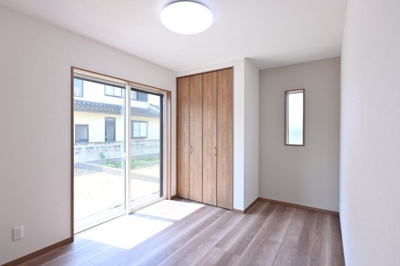 【洋室】 | 太田市飯田町第3期 ワイウッドコート | LDKと続き間の洋室は収納付きで家族みんなが使いやすいお部屋です♪