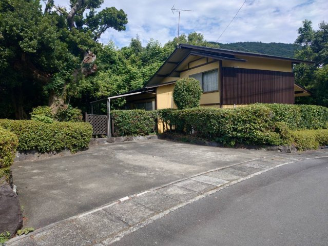 伊東市　浮山温泉郷別荘地　リノベ物件の駐車場