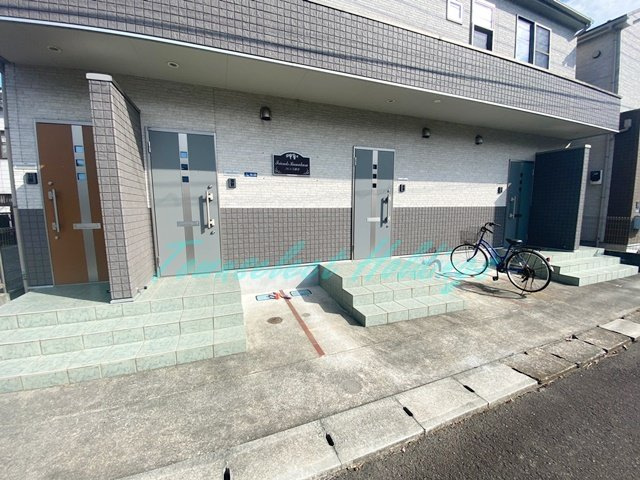 鎌倉市台１丁目のアパートのエントランス