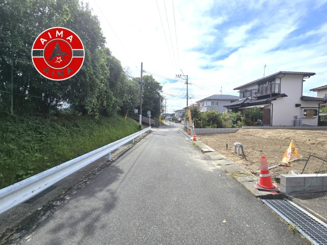 糟屋郡宇美町宇美東3丁目第2-1棟（1号棟）の前面道路含む現地写真|前面道路は閑静な住宅地をはしる車通りの少ない道路。お車の出し入れが苦手なママや小さなお子様にも安心ですね。しっかり舗装もされているので、ベビーカーや自転車で通っても快適に通行できます。
