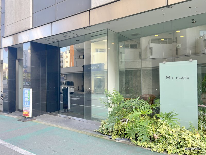 M＋FLATSのエントランス