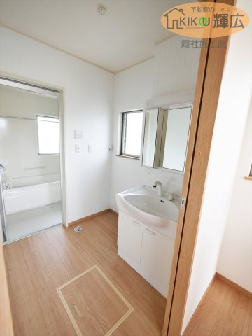 加古川市第11平岡町一色（全1棟）　新築の独立洗面台|同社施工例です。