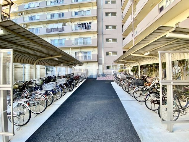 プレジデント中川の駐輪場|【自転車置き場】最新の空き状況や費用などの詳細は担当スタッフまでお問い合わせください。